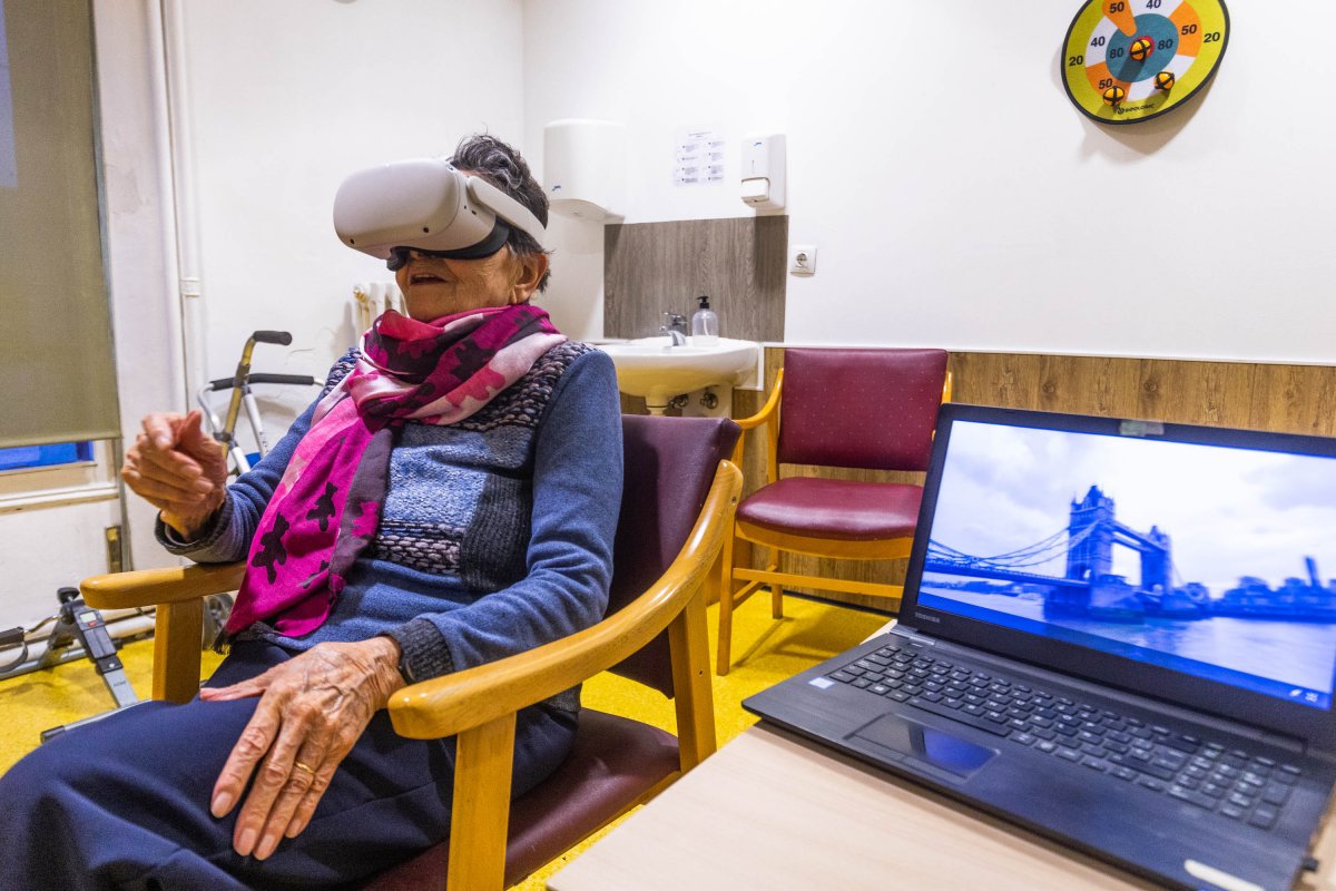 La Margarita, una de les residents, amb les ulleres de realitat virtual