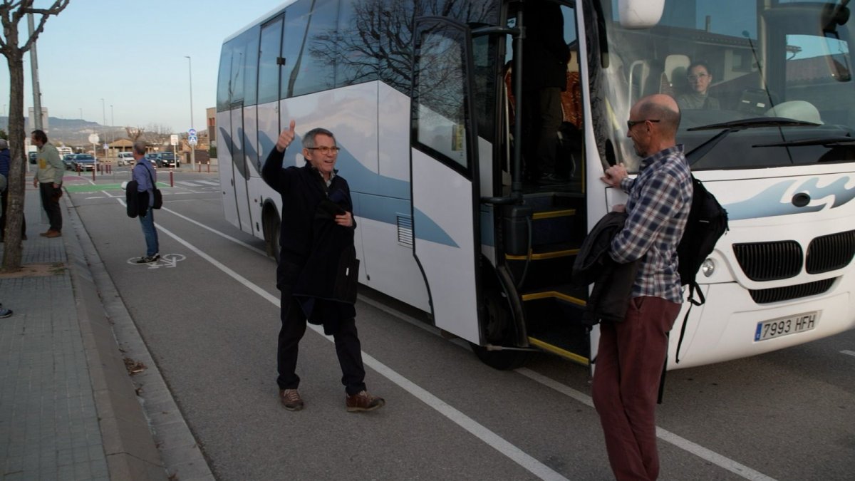 Anguera marxant amb l'autobús que va portar tota l'exoedició osonenca a Barcelona