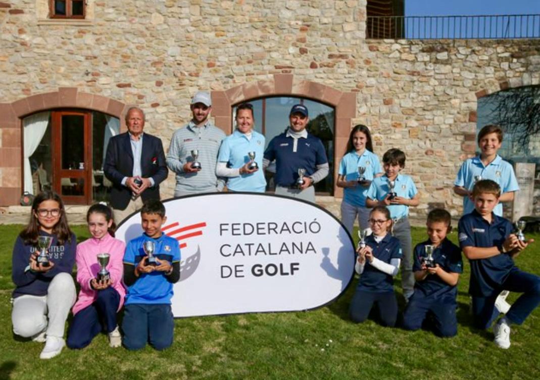 Els tres equips que van fer podi, amb els seus capitans i amb el president de la Federació Catalana de Golf Ramon Nogué