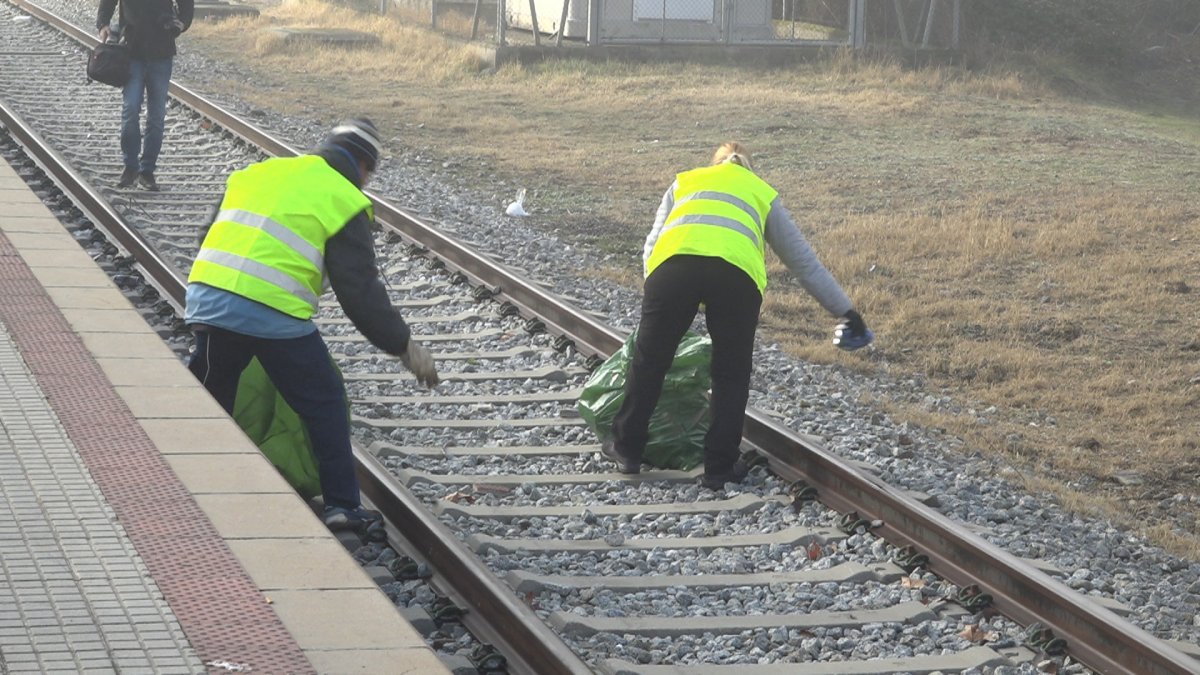 Operaris de Serveo, aquest dimecres, a l'estació de tren de Manlleu