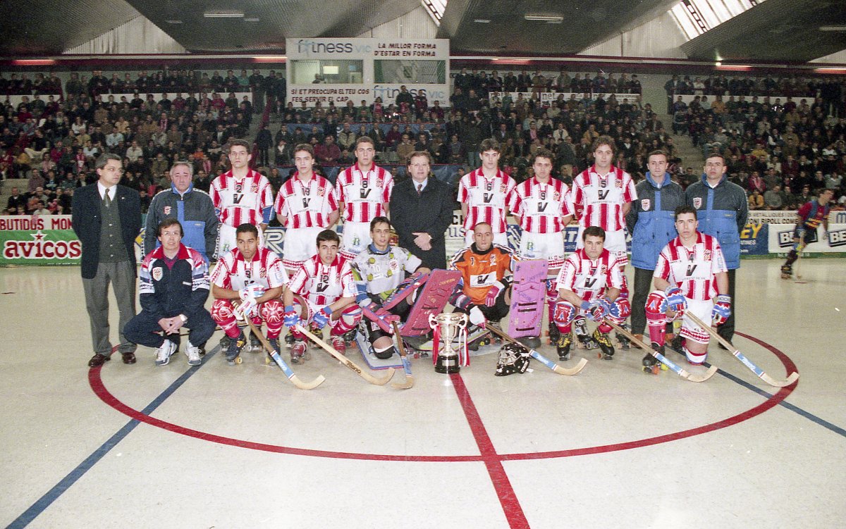 La plantilla del Vic de la temporada 1998/99 just després de guanyar la copa