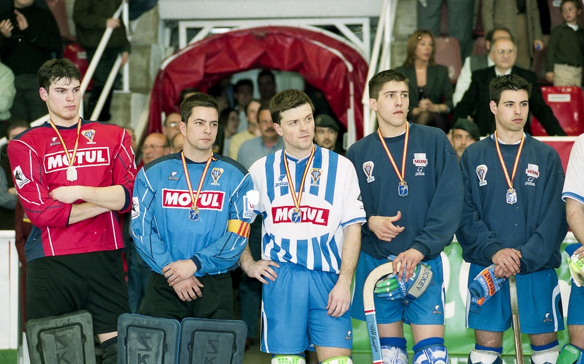 Teixidó, amb Trabal, Guitart i altres companys d'equip després de perdre la final del 2001