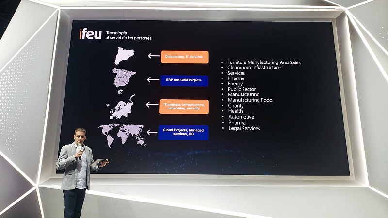 Cesc Roca, consultor IT d’iFeu, durant la presentació al MWC del projecte que han desenvolupat a Kave Home