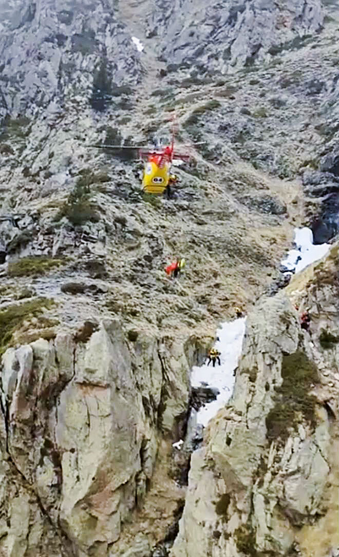 L'helicòpter rescatant l'home al canal de neu