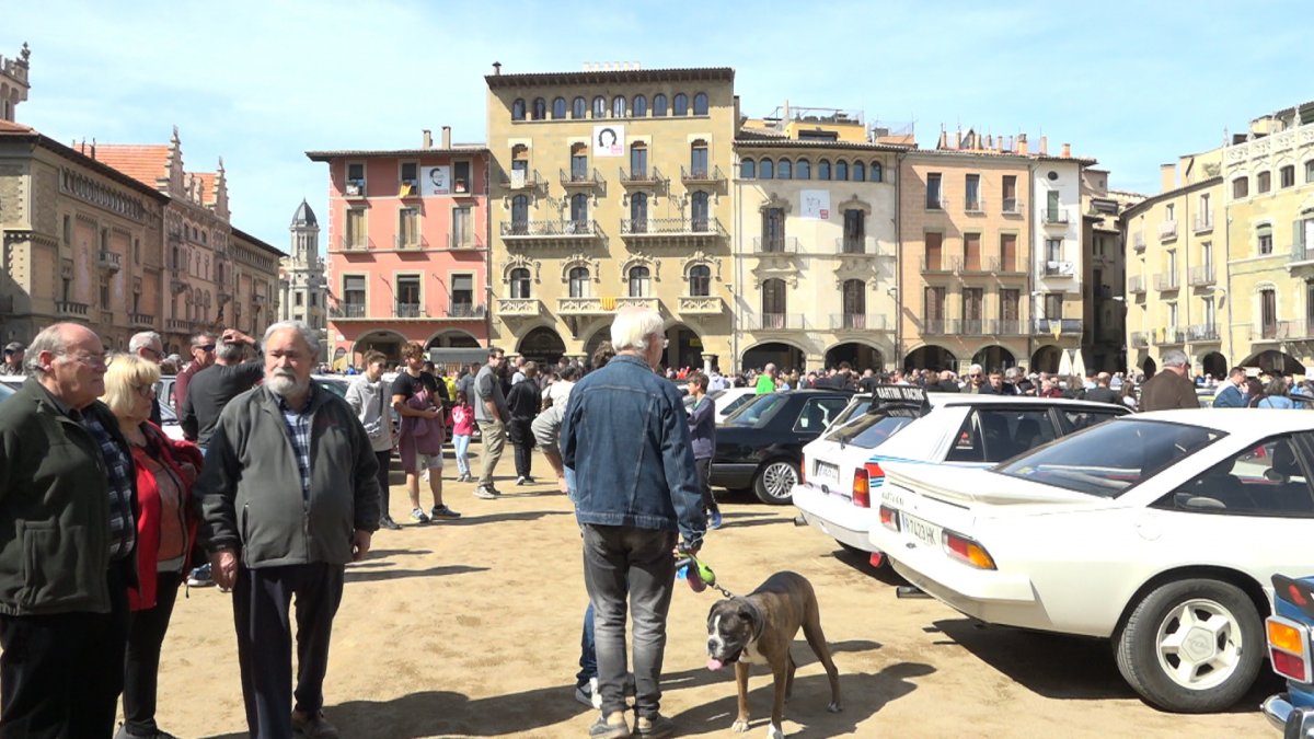 Durant tot el matí per la plaça hi van passar desenes de cotxes clàssics