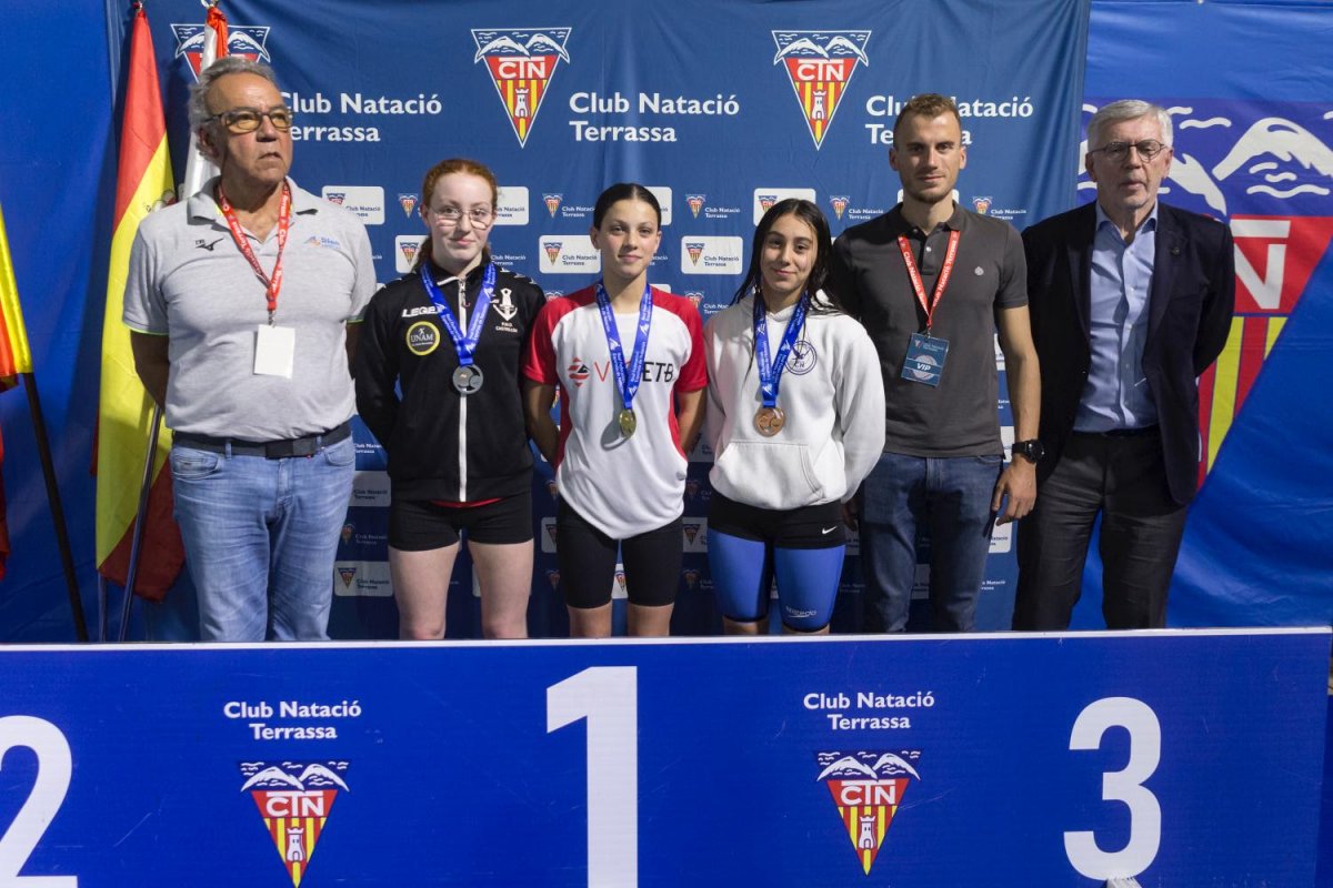 Bruna Clavell, amb la medalla d'or al podi del campionat d'Espanya d'hivern