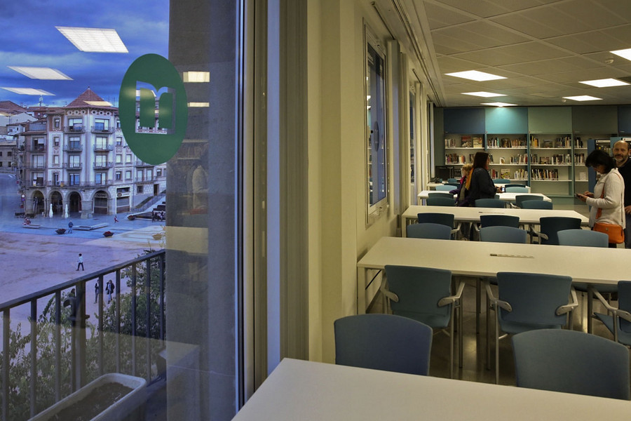 La Biblioteca Municipal de Manlleu, amb els balcons que s'obren a la plaça de Fra Bernadí