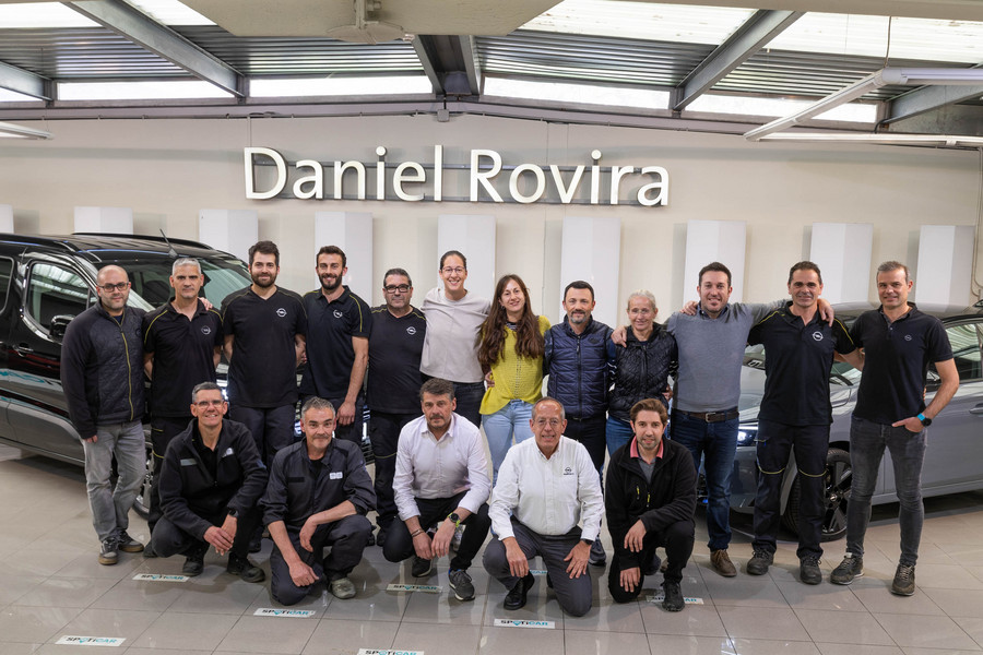 Núria i Ariadna Rovira, dretes al centre, amb la resta de l'equip del concessionari Daniel Rovira, que afegirà la gamma de vehicles Citroën a la d'Opel