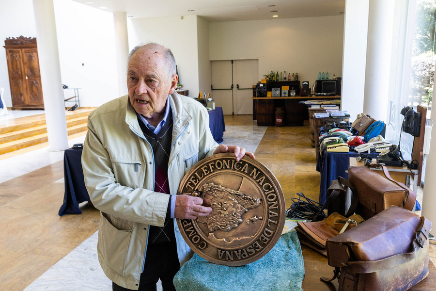 José Manuel Naves, amb la història placa de la companyia que hi havia a les centrals abans del canvi del logo, el 1984