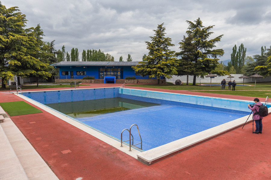 La piscina d’estiu de Manlleu, aquest dijous. S’ha anat buidant sola després de tancar portes la temporada passada