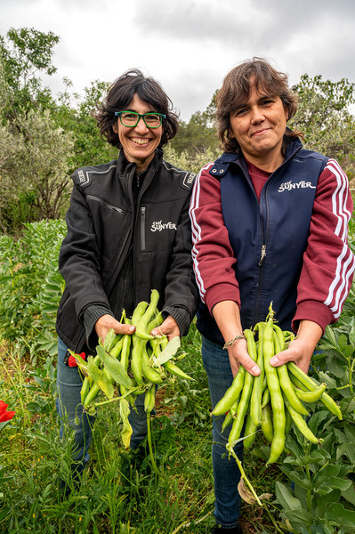 Les pageses Jerusa Chaparro i Magda Pérez, amb faves de Can Sunyer a les mans