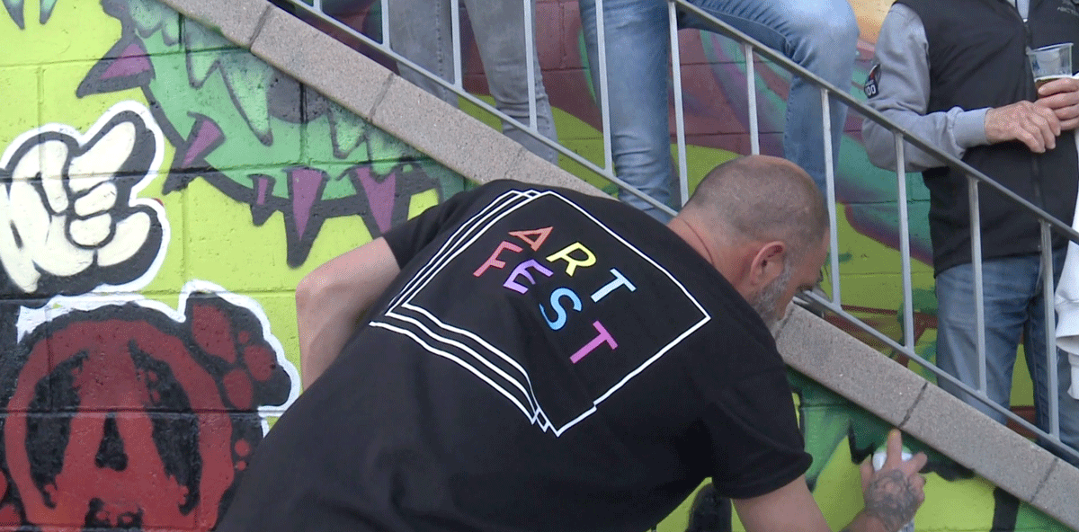 Una image del primer ArtFest, quan es van decorar les escales al costat de les Serrasses