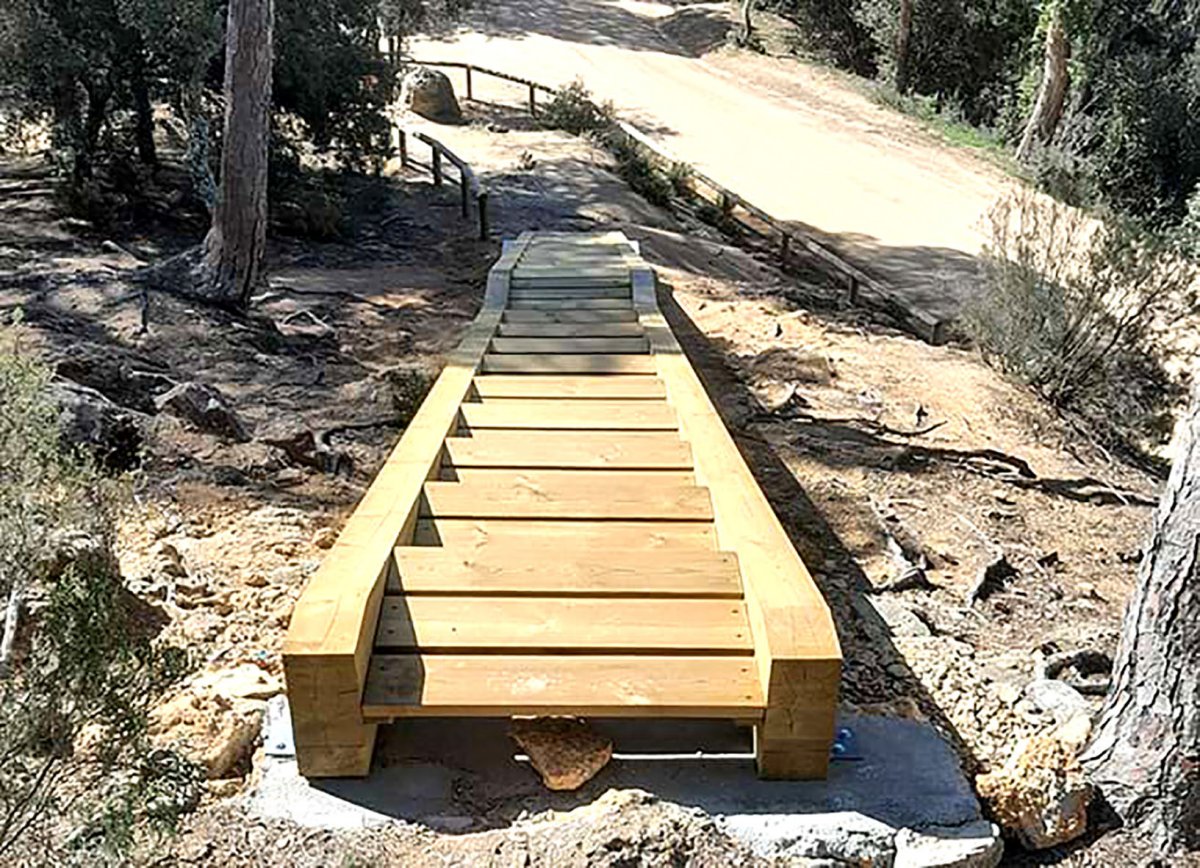Un tram d'escala de fusta que s'ha instal·lat
