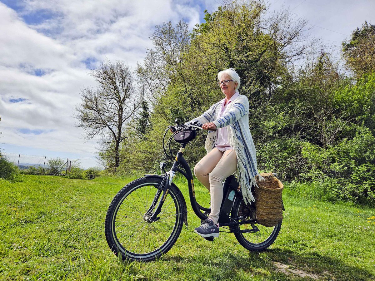 Regina Casas, la setmana passada pedalant sobre una de les clàssiques burricletes que tenen per llogar al mas Puigmajor, als afores de Perafita