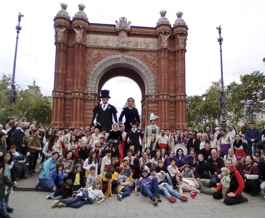 Foto de la colla del carrer de la Riera, sota l'Arc de Triomf