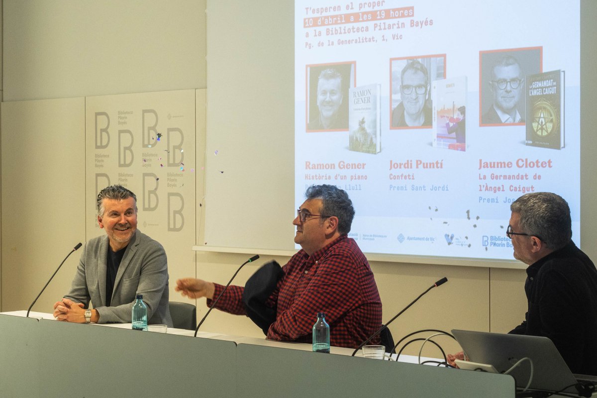 La taula amb els tres escriptors: Ramon Generl, Jordi Puntí i Jaume Clotet