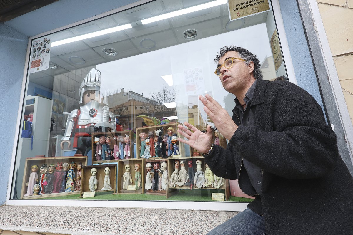 Jordi Monserdà, de Galiot Teatre, davant la botiga de joguines Escuin de Mollet, amb l’aparador de titelles catalanes