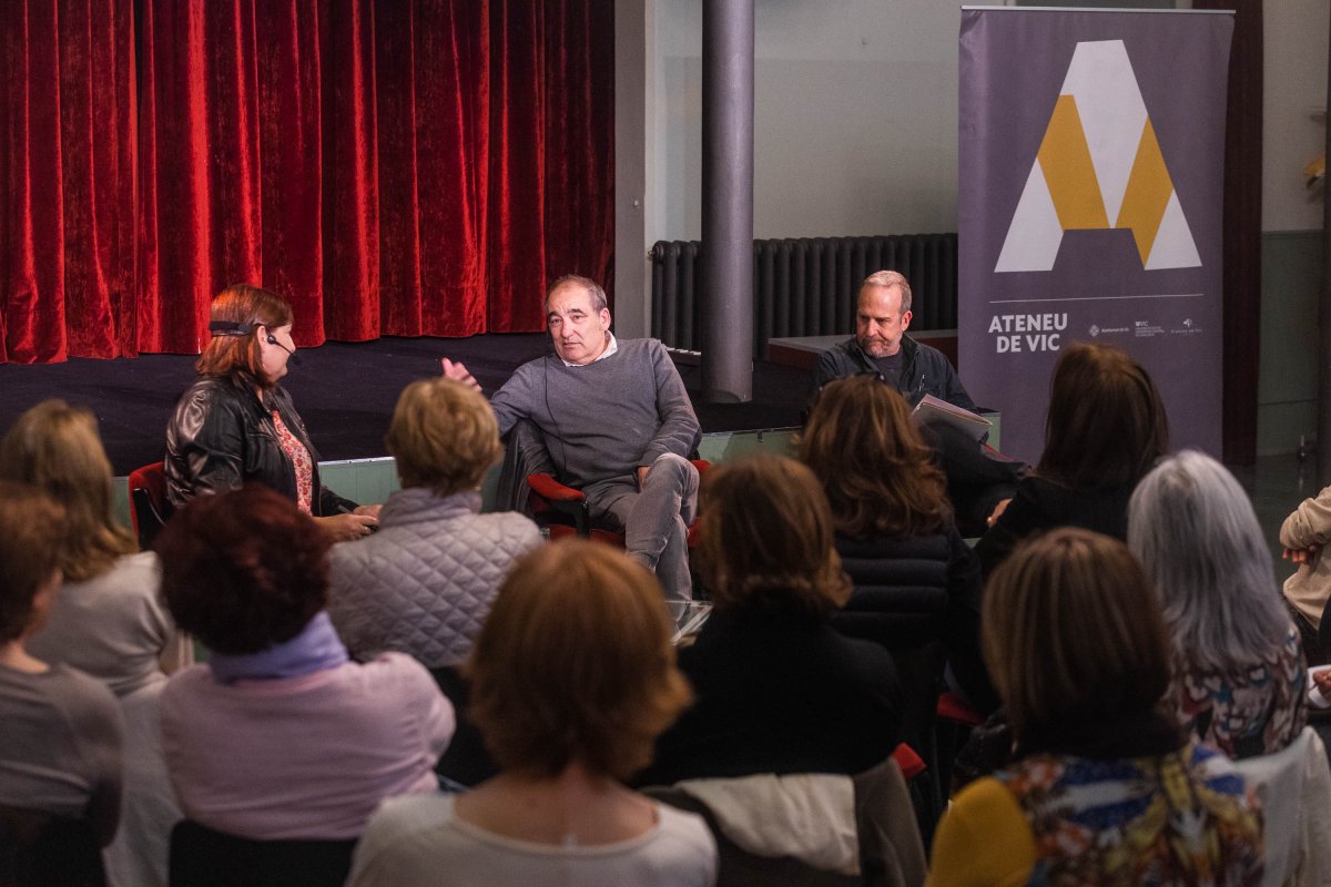 Dolors Albarriba (moderadora), Josep Burgaya i Sergi Raventós, dijous, durant el debat celebrat al Casino de Vic