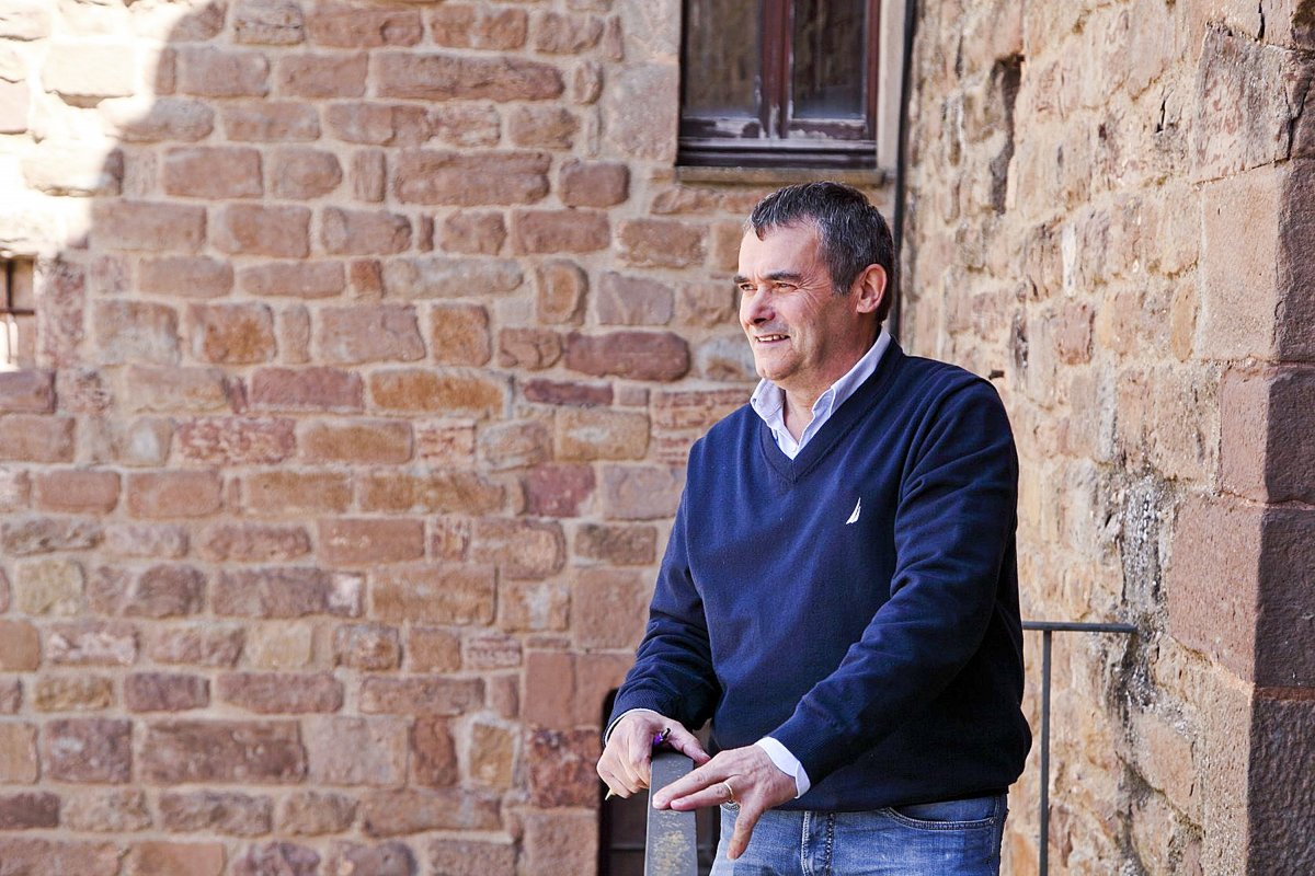 Enric Rovira, aquesta primavera al balcó de l'Ajuntament de l'Estany