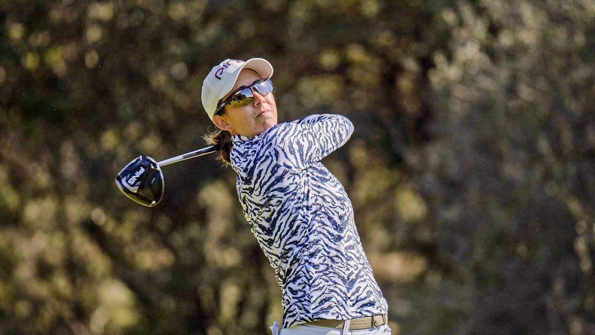 Prat en ple colpeig de la bola durant un dels tornejos del Santander Golf Tour de l'any passat