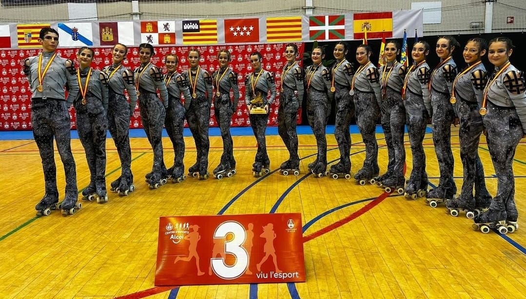 El grup de patinadores del xou júnior del CPA Tona després d’assolir la tercera plaça al Campionat d’Espanya disputat a Alcoi