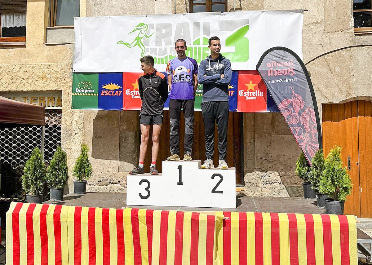 Foto del podi masculí de la prova curta: Guillem Parés (1r), Miquel Gaja (2n) i Jofre Cedó (3r)