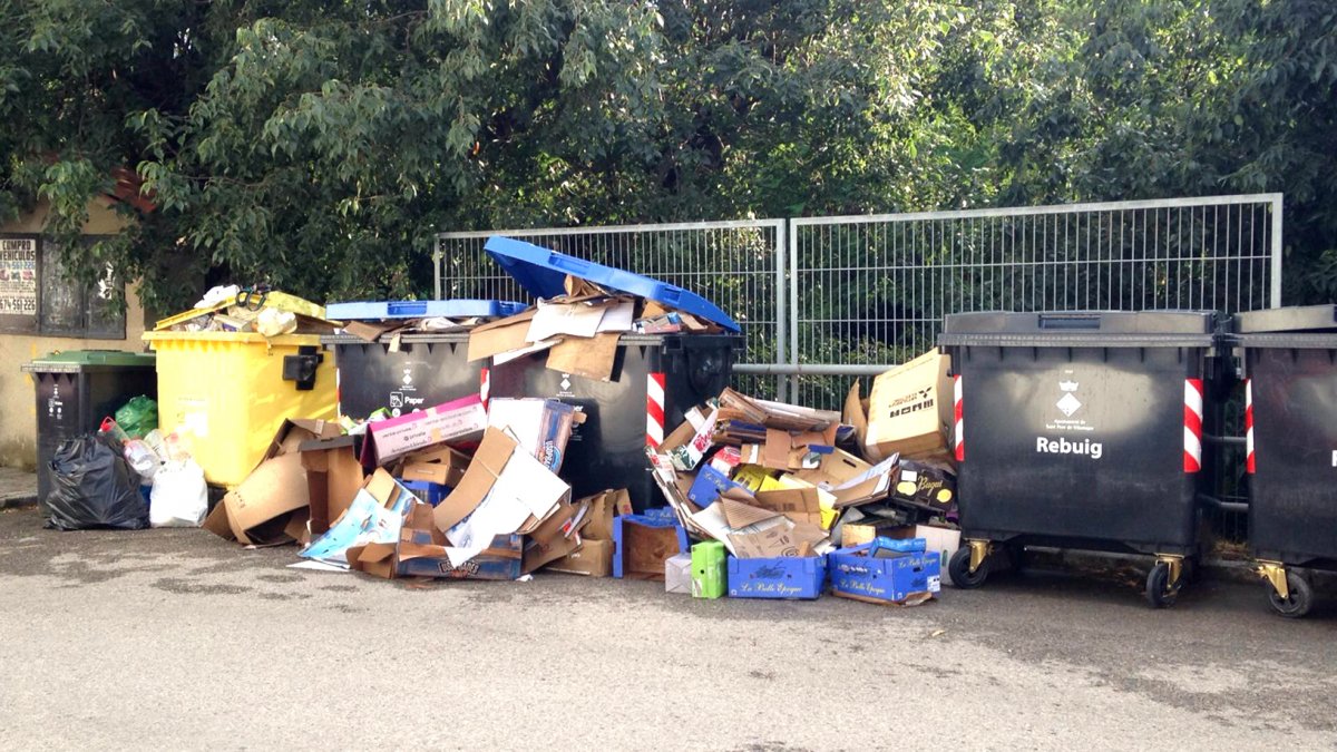 Abocament de residus en contenidors de Sant Pere