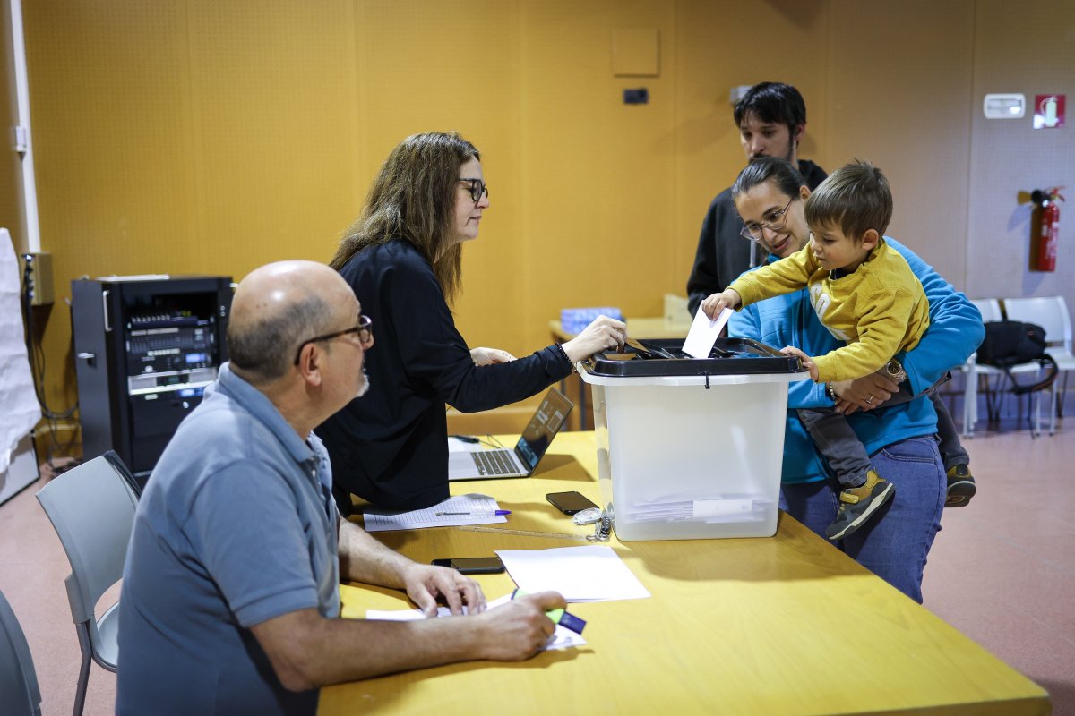 Una família d’Alpens votant dissabte a la Fàbrica Vella. Divendres es va poder emetre el vot a l’ajuntament