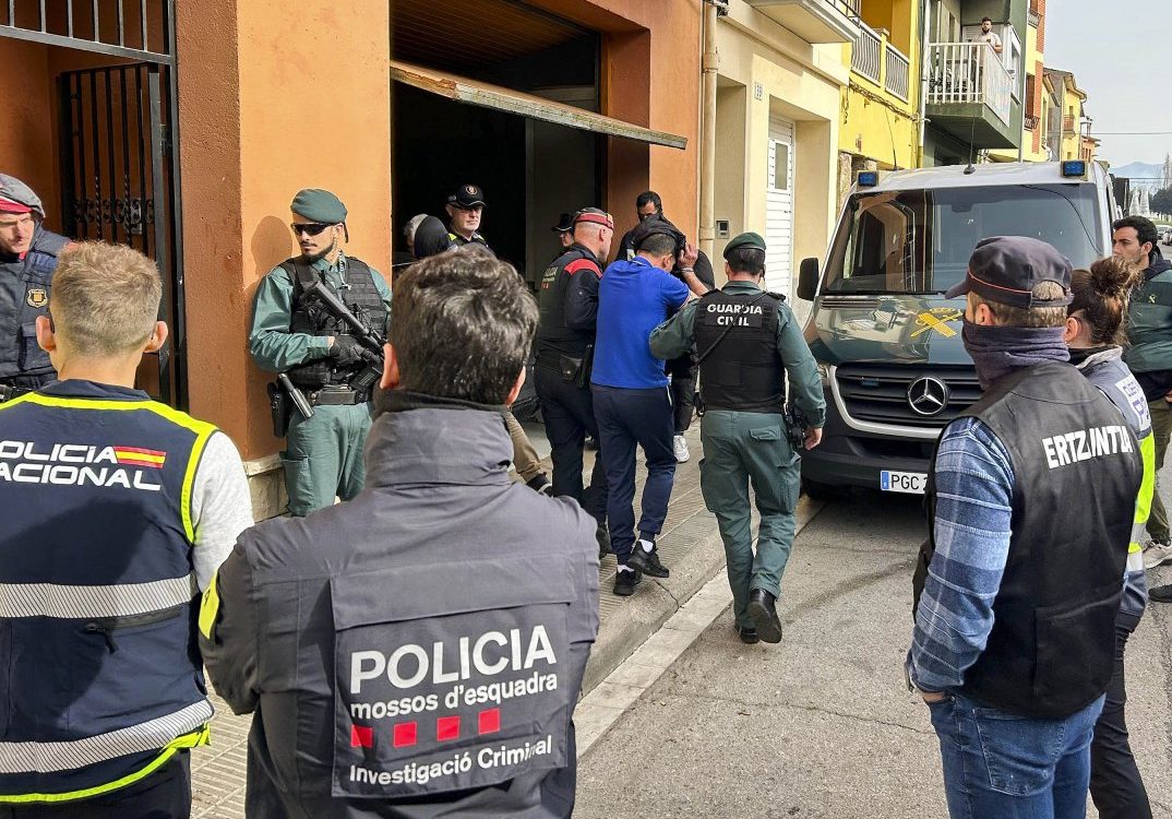 Al carrer Montserrat de Manlleu es van fer tres dels divuit detinguts