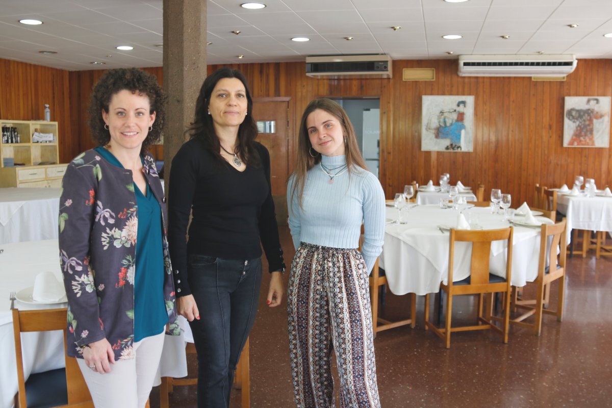 Anna Prieto, de l'UIER, amb la responsable de La Solana del Ter, Teresó Casas, i la treballadora Ainhoa Dols