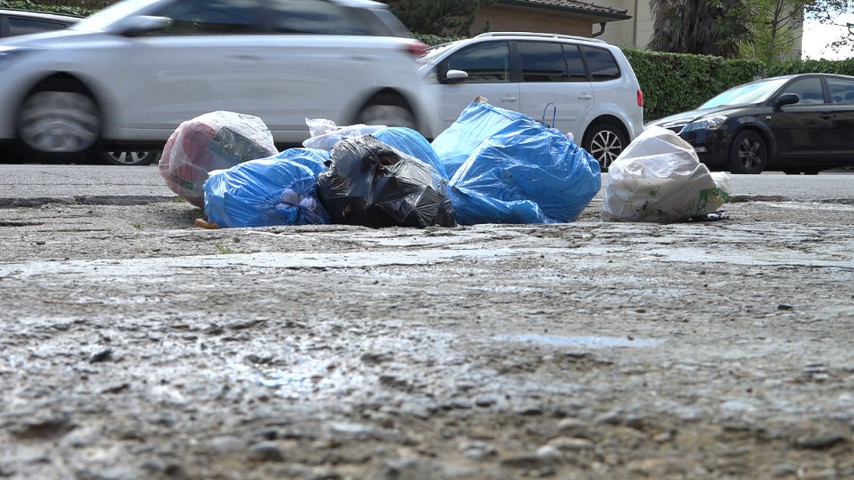Bosses d'escombraries que aquest matí lluïen al carrer Doctor Bayés de Tona