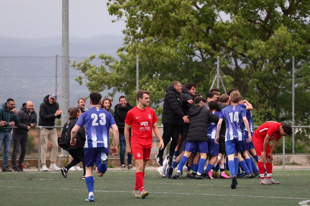 Els jugadors del Taradell celebren l'1 a 2 de Joan Canó