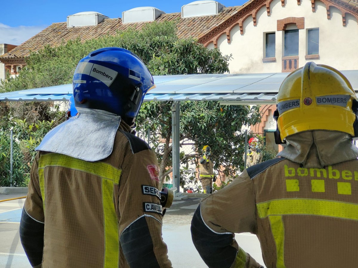 Els bombers revisant la instal·lació afectada