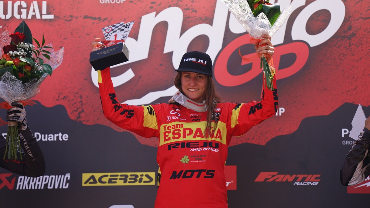 Badia celebra la victòria aconseguida en la segona prova del Mundial d'Enduro