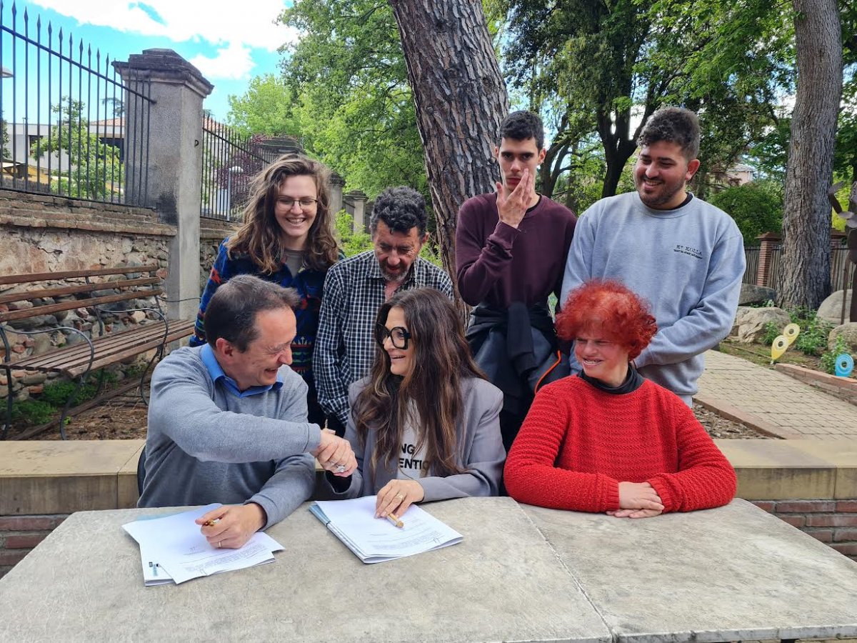 Carlos Sopeña i Noèlia Cortés, al moment de signar el conveni