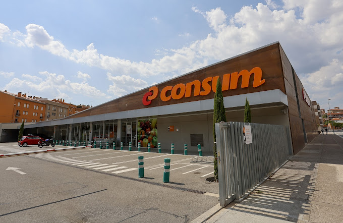 El supermercat Consum de Vic, al carrer Josep Maria Sert
