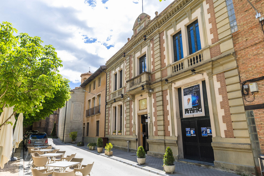 Façana del Teatre Centre de Sant Joan, al passeig del Comte Guifré, inaugurat l’any 1899