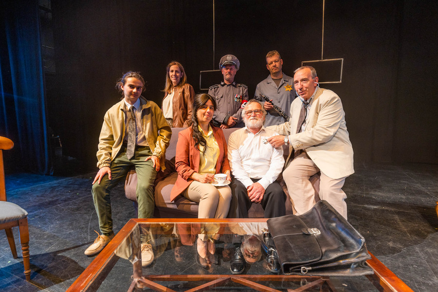 Els set actors i actrius de L’Espardenya Teatre que posaran en escena ‘Magister’, en un assaig de l’obra a Calldetenes