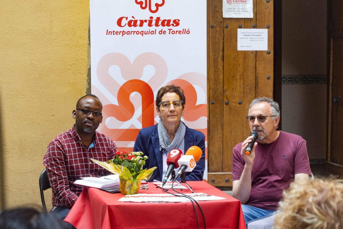 Jean Claude Ruzindana, president de Càritas Torelló i Carme Francolí, directora, durant la roda de premsa