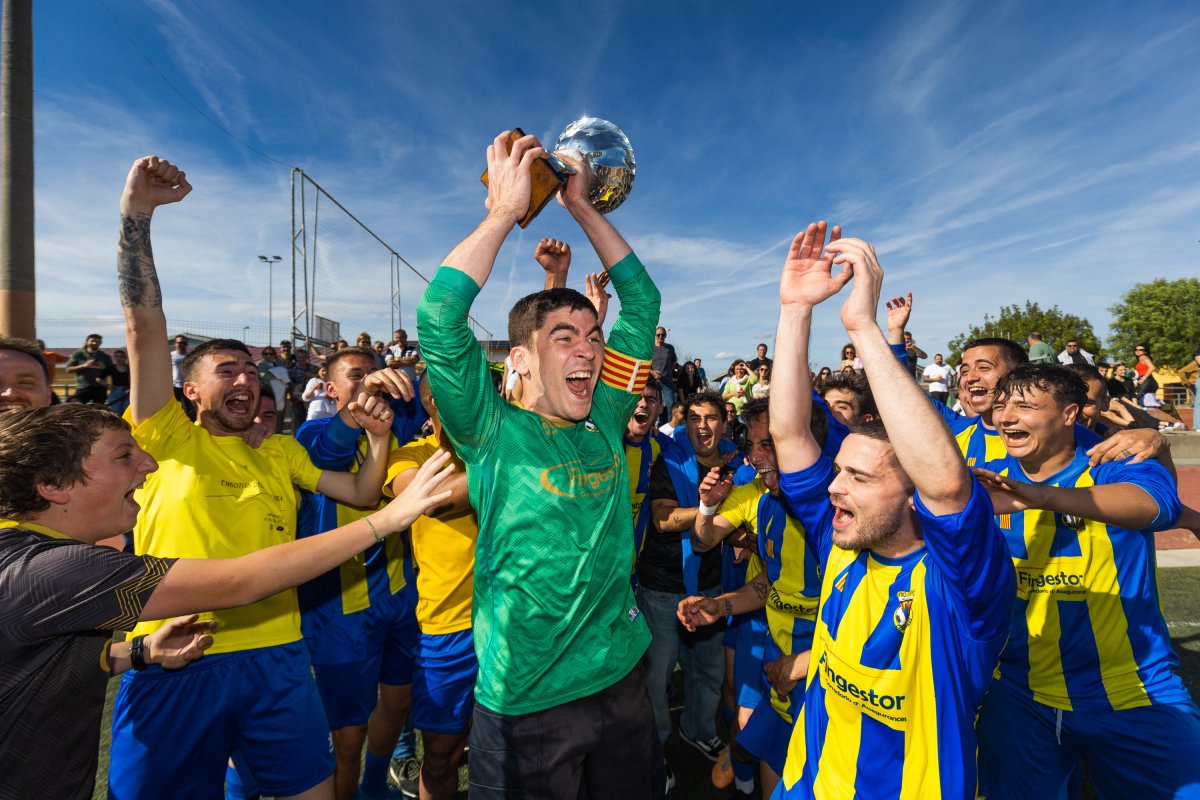 Eufòria entre els jugador del Cantonigròs després d'assolir l'ascens