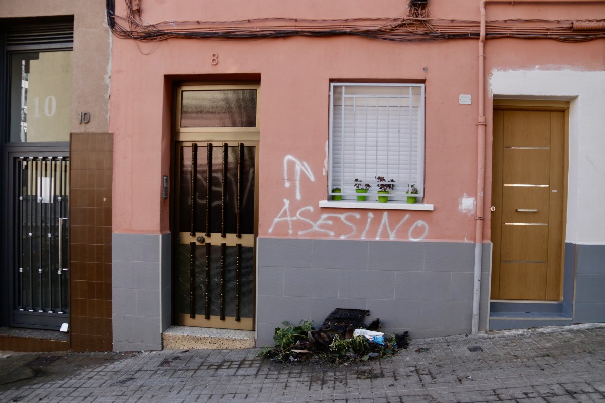 Una pintada amb la paraula 'assassí' al bloc on vivia l'home mort en un incendi al carrer Granada de Badalona.