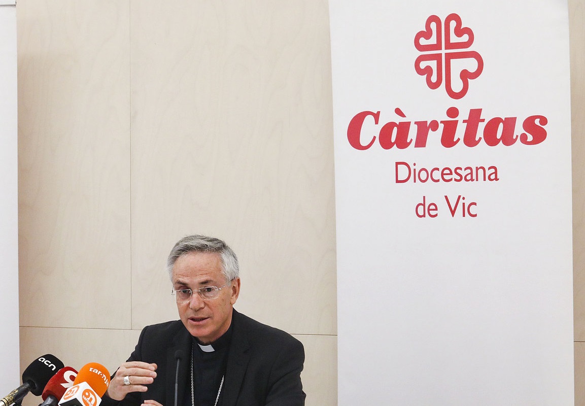 El bisbe de Vic, Romà Casanova, un la presentació d'una memòria de Càritas Diocesana