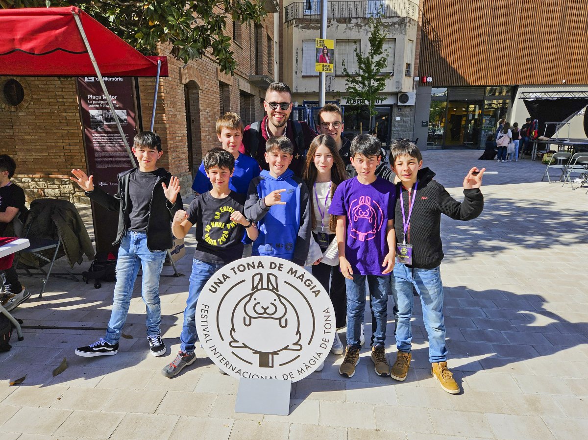 Jordi Pota amb els alumnes de la seva escola de màgia que divendres van participar d’una doble actuació