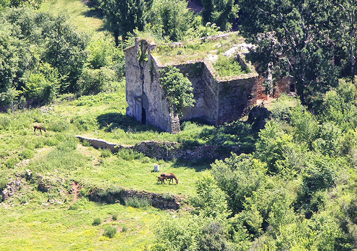 Les restes de l'església de Sant Pau de Montmany, una de les imatges incloses a la guia
