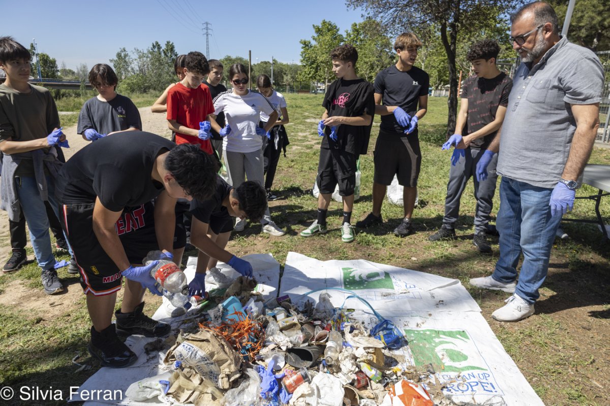 Una imatge de la recollida de residus de divendres al riu Tenes