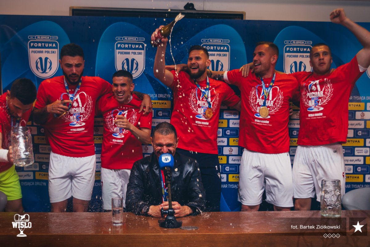 Rudé rep una remullada per part dels seus jugadors després de guanyar la copa de Polònia
