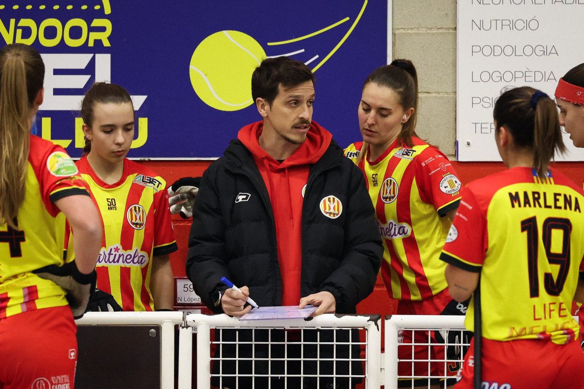 Jordi Boada dirigint l'equip femení del Martinelia Manlleu