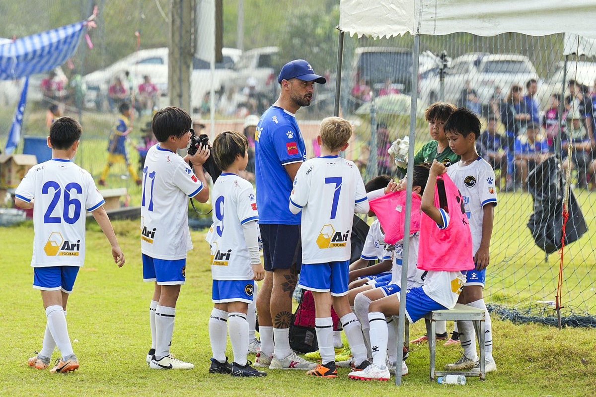 Jordi Casanovas dirigint un equip de futbol base del PFA Bangkok