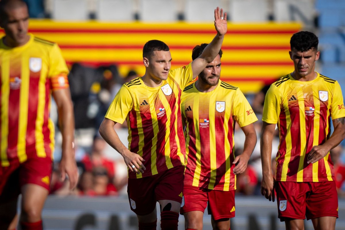 Jutglà celebra el gol que va aconseguir amb Catalunya al costat d'Èric Garcia i Aleñà