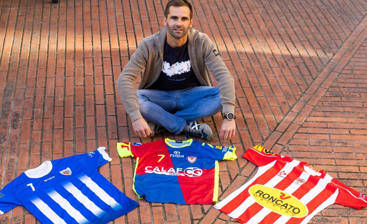 Sergi Pla amb les samarretes dels tres clubs que ha defensat al llarg de la seva carrera: el Vic, l'Igualada i el Taradell